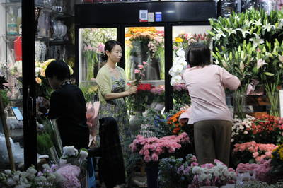 兰溪门花卉市场“520”鲜花销售迎高峰，新花样礼品花卉受追捧